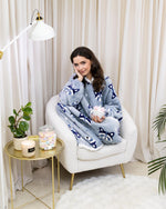 KocoBluza Raccoon Night – Niebieska Bluza Koc w Szopy One Size